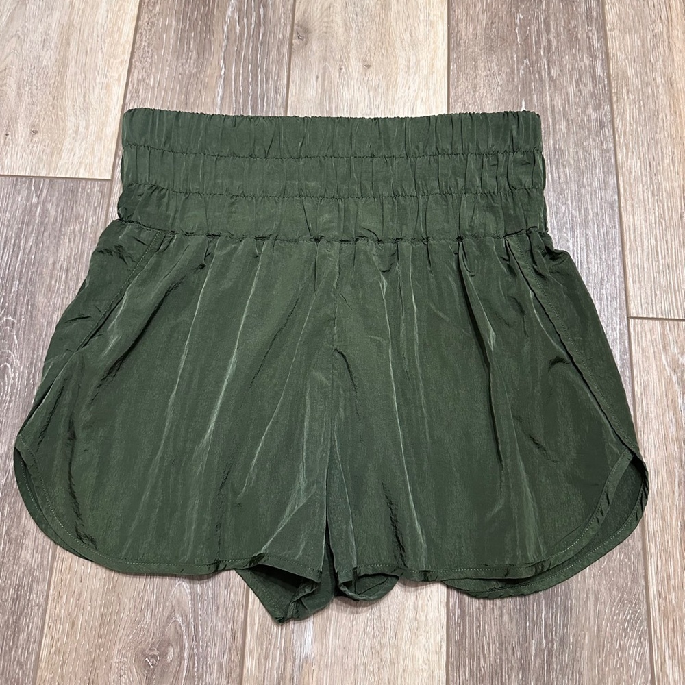🛍️ Automet wide waist 2” Shorts Size L excellent condition